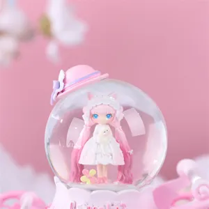 Gros plan détaillé de la boule à neige fille anime lolita rose avec base carrosse.