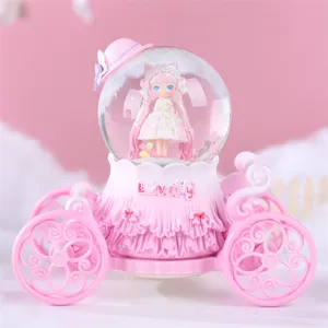 Boule à neige carrosse princesse Lolita avec jolie figurine de fille, lumières colorées et musique.