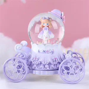 Boule à neige carrosse princesse Lolita avec poupée et lumière musicale, cadeau créatif idéal.