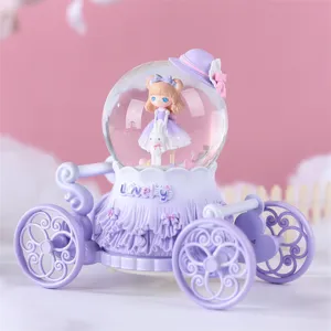 Vue détaillée de la jolie boule à neige carrosse princesse Lolita avec poupée et musique.