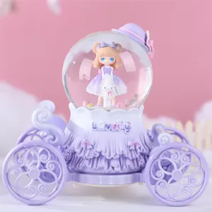 Boule à neige carrosse violette avec jolie poupée lolita, lumières et musique intégrées.