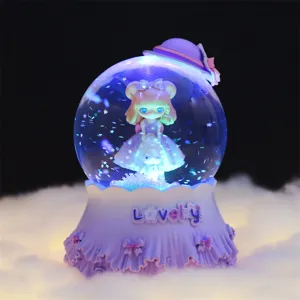 Vue détaillée d'une jolie boîte à musique boule à neige fille Lolita avec lumières colorées.
