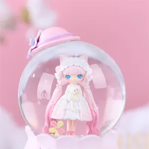 Mignon détail de boule à neige cristal anime fille rose montrant un travail de figurine exquis.