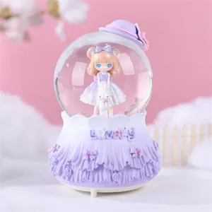Jolie boîte à musique boule à neige fille lolita avec lumières colorées et flocons.