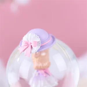 Gros plan sur le design du chapeau de la boîte à musique boule à neige fille Lolita, détail.
