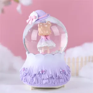 Jolie boîte à musique boule à neige fille lolita dessin animé avec lumière colorée effet neige.