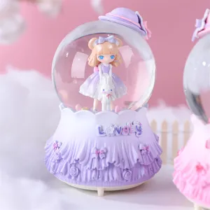 Gros plan détail de la jolie boule à neige fille lolita avec base rose et éclairage de rêve.