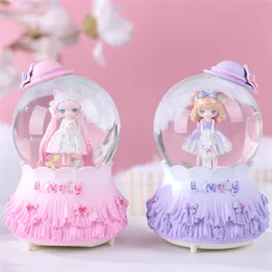 Jolie boîte à musique boule à neige fille Lolita avec lumières colorées et flocons magiques.