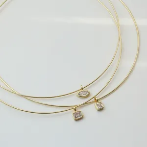 Collana girocollo dorata minimalista con ciondoli geometrici in zircone per accessori moda DIY.