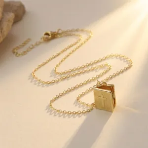 Collar con colgante de libro abierto bañado en oro con cruz detalle moda chic