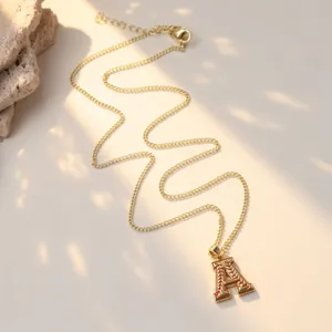 Collier pendentif lettre A baseball sport en laiton doré photo de détail, beau bijou élégant.
