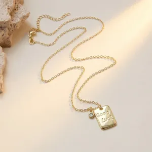 Collana in ottone placcato oro con ciondolo quadrato inciso Good Luck e pietra portafortuna.