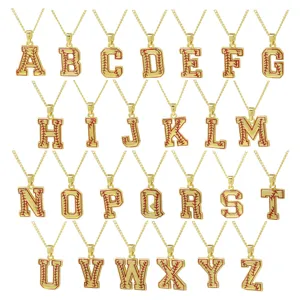 Collier pendentif alphabet baseball en laiton doré vue détaillée de toutes les lettres de A à Z.