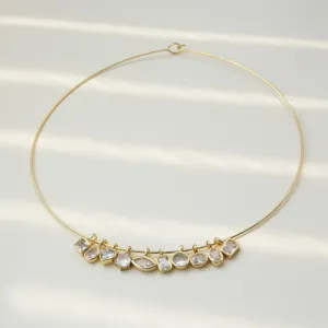 Primo piano dettagliato della collana girocollo placcata in oro con ciondolo in zircone.