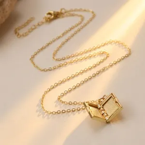 Collar con colgante de medallón de libro abierto de latón bañado en oro 18K elegante