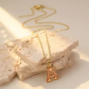 Collier doré avec pendentif lettre A style couture de baseball rouge pour les fans.