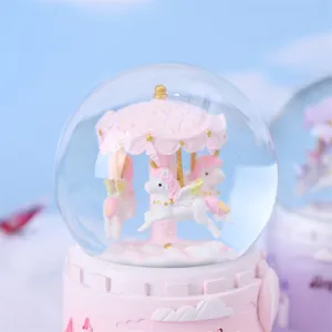 Primo piano della squisita boccia di neve giostra unicorno con dettagli delicati e vetro.