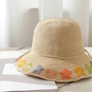 Sommer Stroh-Bucket-Hat für Damen, breite Krempe Sonnenhut mit bunten bestickten Blumen Details.