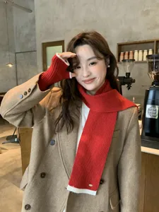 Roter Winter Strickschal mit weißem Rand, kuscheliges Kaschmirgefühl, stylischer Halswärmer.