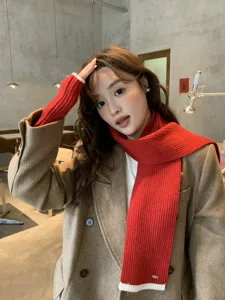Koreanischer Stil roter Winterstrickschal mit weißem Kontrastbesatz für Damen elegant.