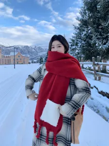 Winter roter Kaschmir Schal Detail, weisse Pluesch Tasche und Fransen Quaste fuer Outfits.
