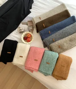 Detailansicht kuscheliger, einfarbiger Strickschals mit Label, weich für den Winter.