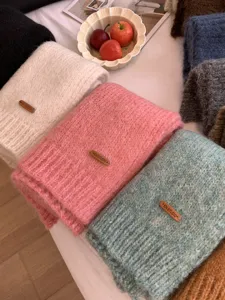 Gemütlicher Strickschal Detailaufnahme, weiche Alpakawolle Mischgewebe Winter Accessoire.