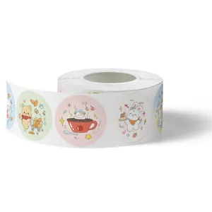 Leuke cartoon dier beloning stickers rol, gedetailleerd overzicht van schattige ontwerpen.