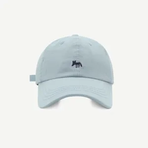Klassische hellblaue Baseballkappe mit minimalistischem Fuchs-Sticklogo für den Alltag.