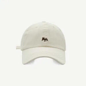 Klassische beige Baseballkappe mit süßem braunem gesticktem kleinen Fuchs-Logo, Baumwolle.