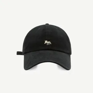 Schwarze Baseballkappe mit weiß gesticktem Fuchs-Motiv, cooler Stil für Damen und Herren.
