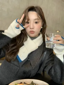 Koreanischer Stil Kontrastfarbe Strickschal und Armwärmer Set für Damen Winterwarm.