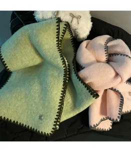 Gemütlicher Fake-Kaschmir-Winterschal mit Kontrastnähten und Metallherz-Charm für Damen.