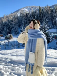 Winter warmer blauer Quasten Tasche Schal Detailaufnahme, weicher Plüsch Stoff für kalte Tage.