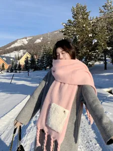 Koreanischer Winter dicker einfarbiger rosa Schal mit weißer Tasche und süßem Quaddesign.