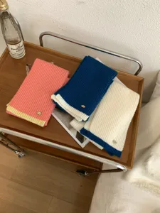 Gemütlicher, farbblockierter Strickschal für den Winter, stilvoller warmer Halswärmer.