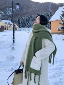 Winter dicker Imitation Kaschmir Gruener Schal mit Tasche und Quasten Detail fuer Damen warm.