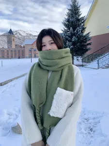 Dicker warmer Kaschmir-Imitat Schal für Damen mit Tasche und geflochtenen Quasten im Winter.