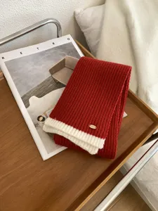 Gemütlicher roter Strickschal für Damen im Winter mit weißem Kontrastrand warmer Halswärmer