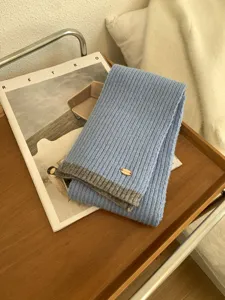 Blauer Rippstrick Winterschal mit kontrastierender grauer Kante und Metalldetail, Detailansicht