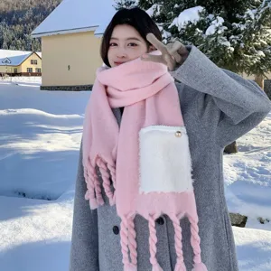 Dicker rosa Kaschmir-Gefühl Schal mit weißer Plüschtasche und Fransen für Damen im Winter.