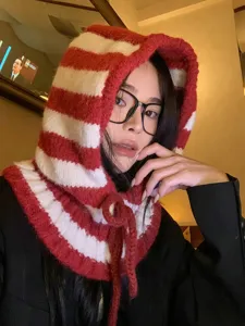 Balaclava de punto a rayas rojas y blancas invierno cálido acogedor capucha bufanda mujer.