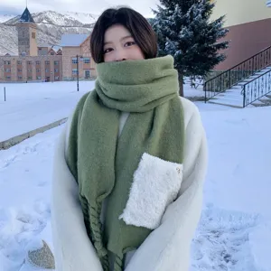 Koreanischer dicker Schal aus Kunstkaschmir mit weiße Tasche und Zopfborte fur Damen.