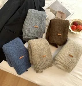 Gemütlicher einfarbiger Winterschal mit Lederetikett, weicher Strick-Alpaka-Halswärmer.