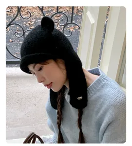 Süße Bärenohren Strickmütze für Damen, warme Winter Plüschmütze mit Ohrenklappen in Schwarz.