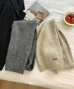 Detailansicht des weichen Alpaka-Mischgewebe-Strickschals mit stilvollem Lederetikett.