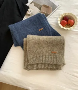 Weicher Strick-Winterschal aus Alpaka-Mischgewebe mit Lederetikett, gemütlicher Halswärmer.