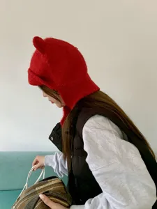 Niedliche rote Bärenohren Strickmütze, warme Winter Plüsch Mütze für Damen im Detail.