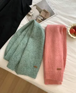 Weicher unifarbener Strickschal aus Alpakagemisch mit Lederetikett, warmer Winterschal für Alltag.