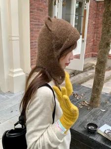 Süße Bärenohren Strickmütze für Damen, flauschige warme Winter Überziehmütze Detailansicht.